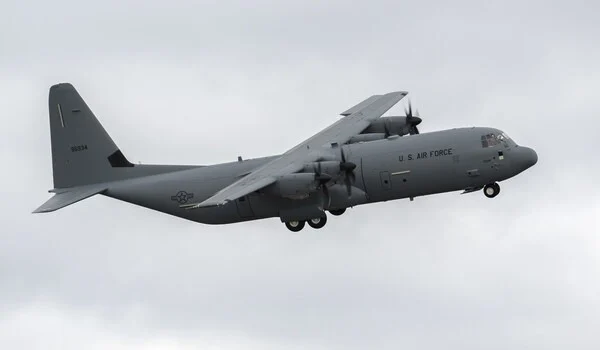 Ermənistan üzərindən Bakıya uçan hərbi təyyarə.