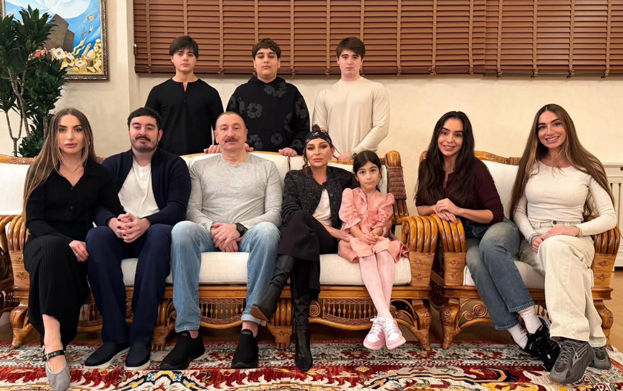 İlham Əliyev ad günündə ailəsi ilə birlikdə