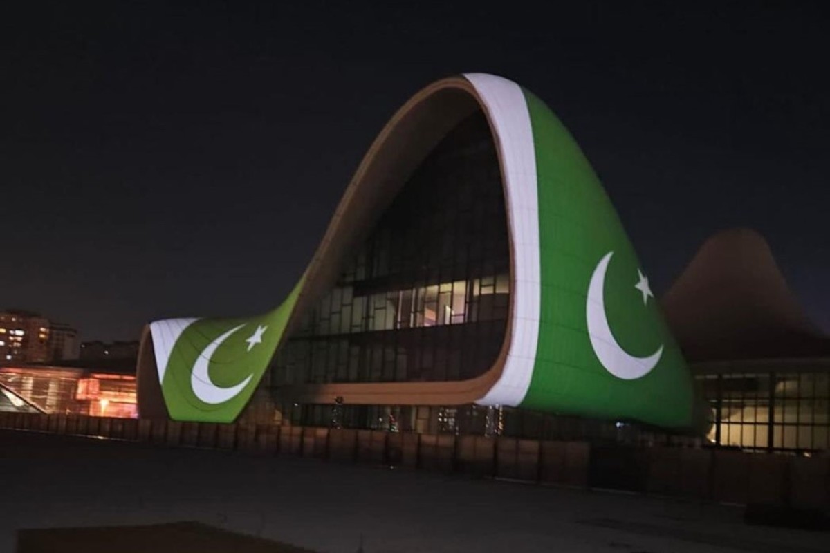 Heydər Əliyev Mərkəzinin binasında Pakistan bayrağı