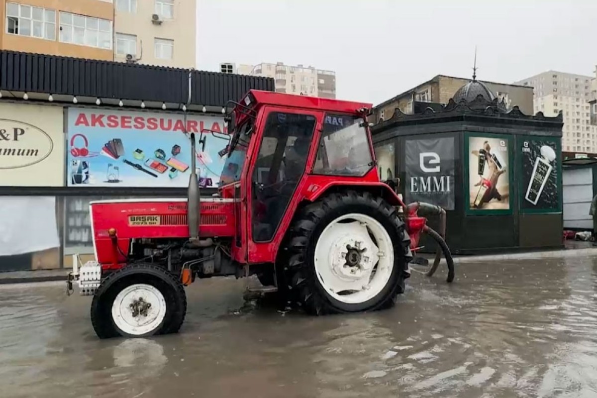 Yağış sularının çəkilməsi davam edir