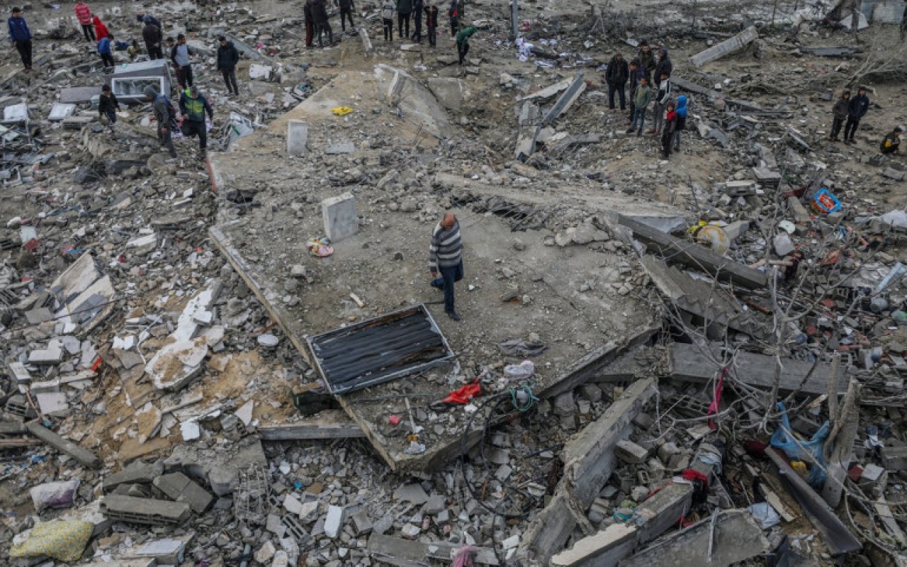 İranda humanitar yardımla dolu konteynerlər vuruldu