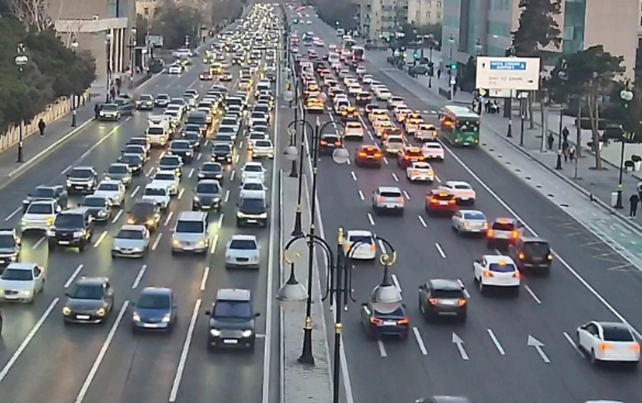 Tıxac səngimir: sürücülər saatlarla yollarda