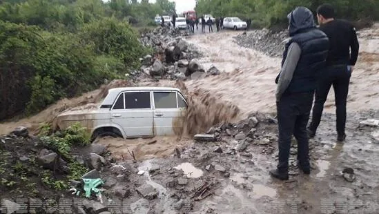 Şəkiyə sel gəldi - Kəndlərlə əlaqə kəsildi
