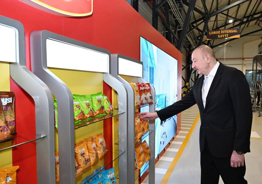 İlham Əliyev Bakıda müxtəlif növ və çeşiddə qəlyanaltı məhsullarının istehsalı zavodunun açılışında iştirak edib.