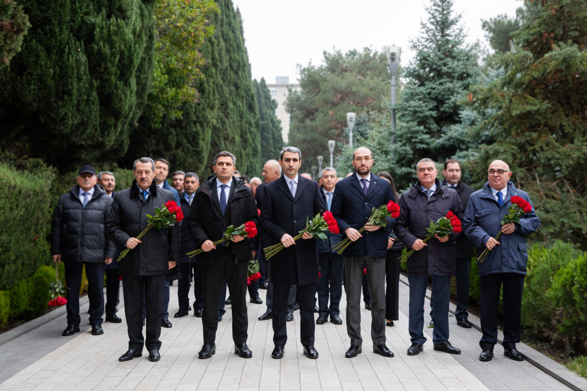 ADY kollektivi Ümummilli lider Heydər Əliyevin məzarını ziyarət edib