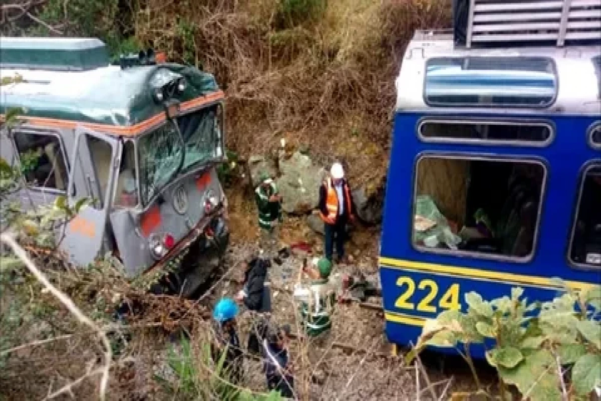 Peruda qatarların toqquşması nəticəsində maşinist ölüb, onlarla yaralı var