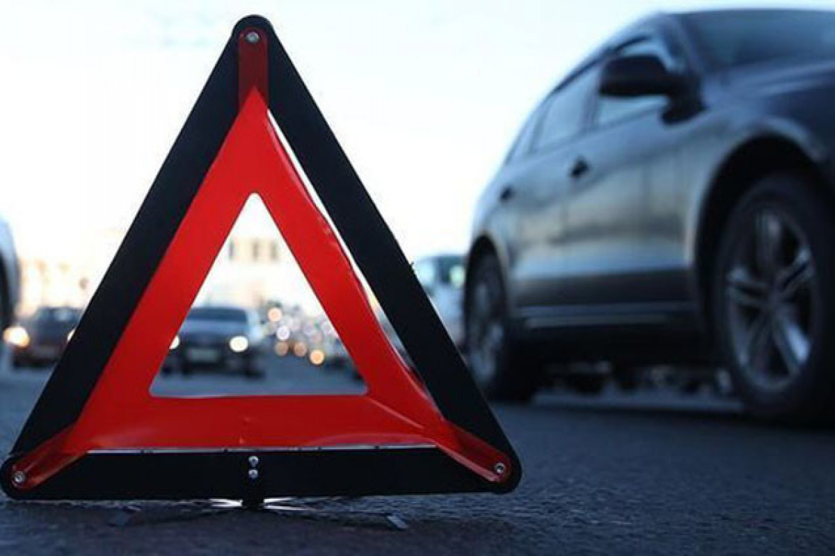 Tərtərdə minik avtomobili traktorun kotanına çırpılıb, bir nəfər ölüb