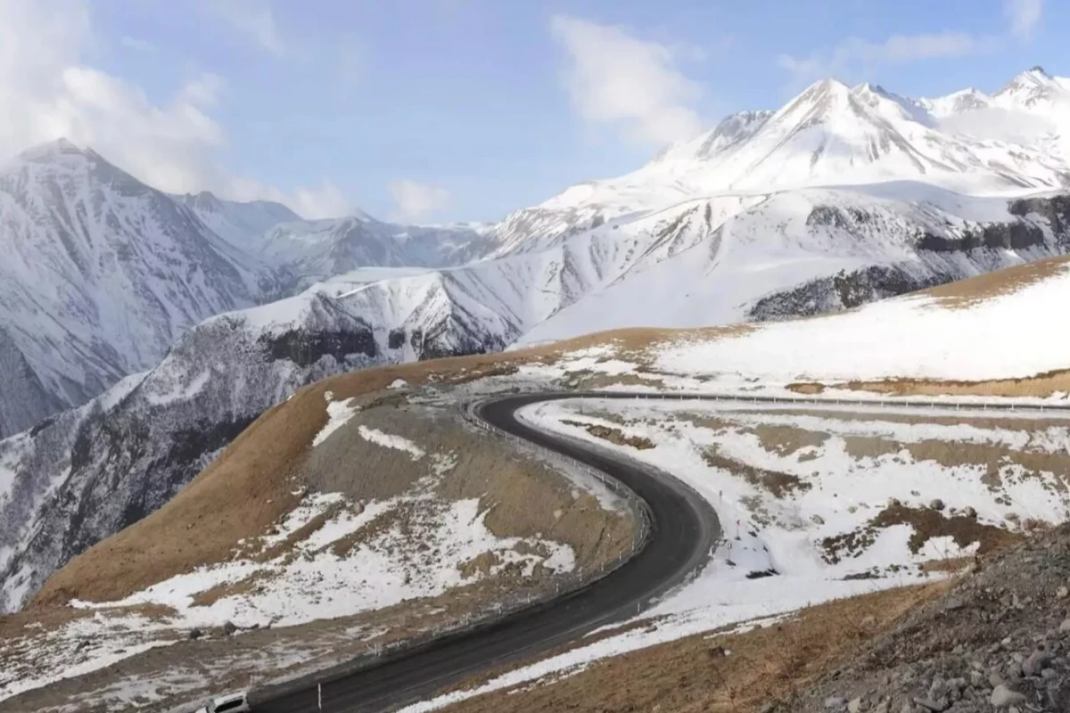 Gürcüstanı Rusiya ilə birləşdirən yol bağlanıb