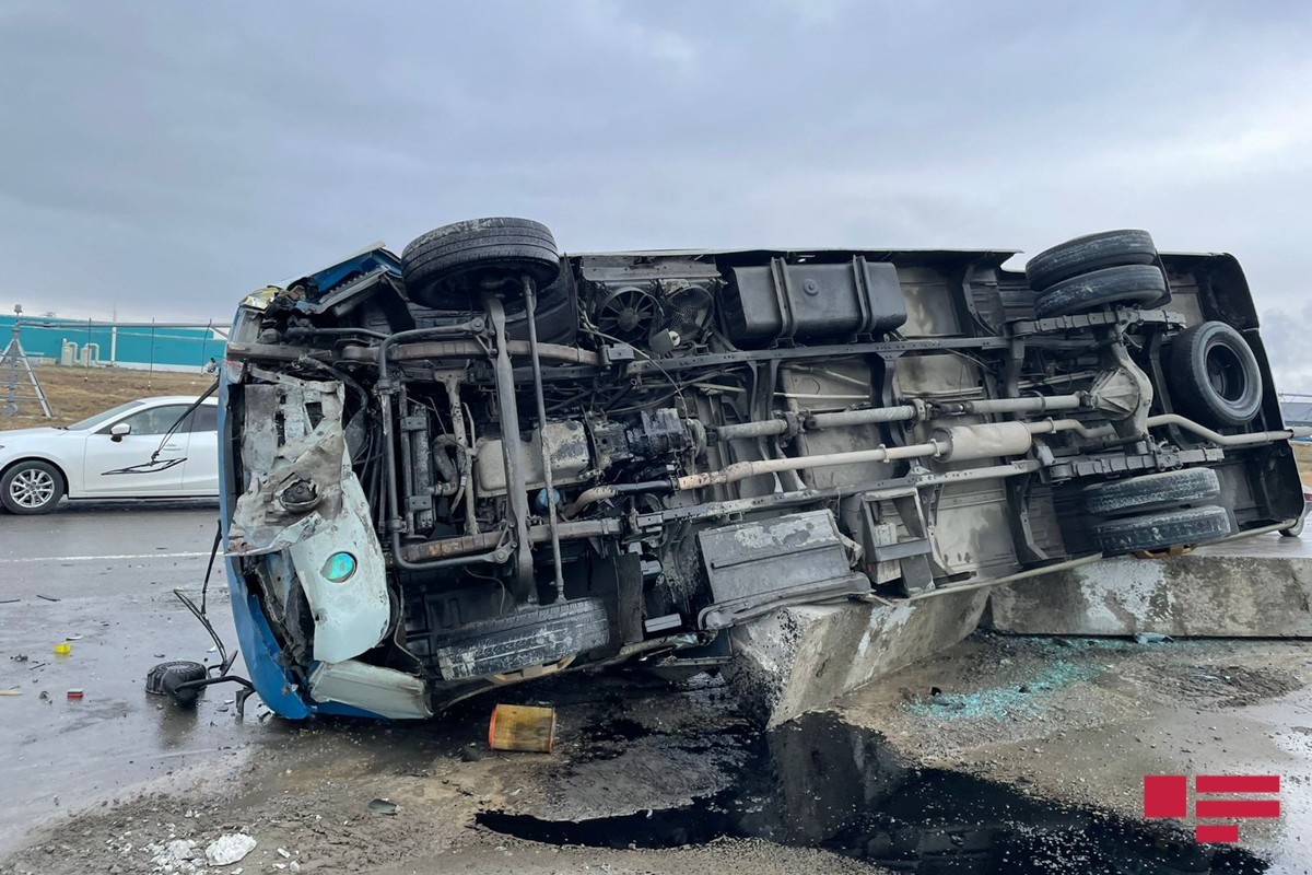 Göygöldə mikroavtobus aşıb, xəsarət alanlar var