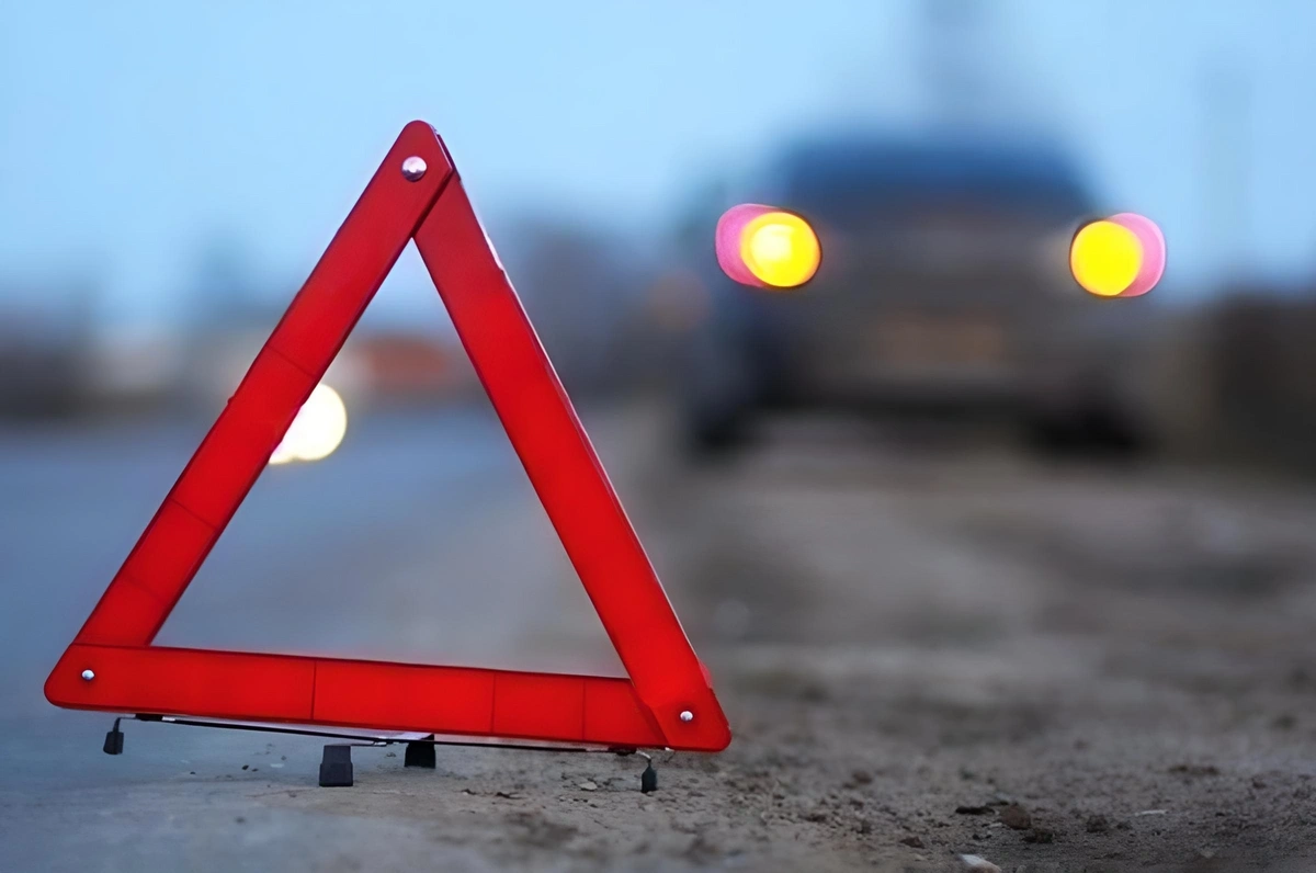 Şəmkirdə minik avtomobili ağaca çırpıldı, xəsarət alanlar var