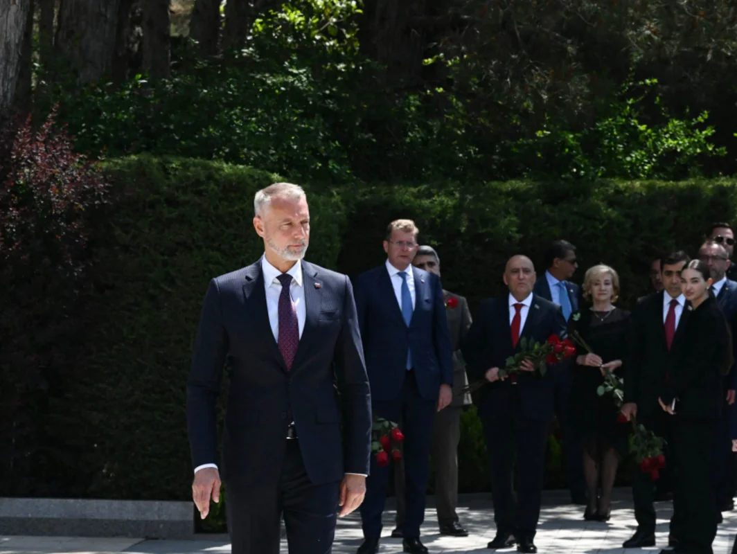 Slovakiya nümayəndə heyəti Heydər Əliyevin məzarını ziyarət edib