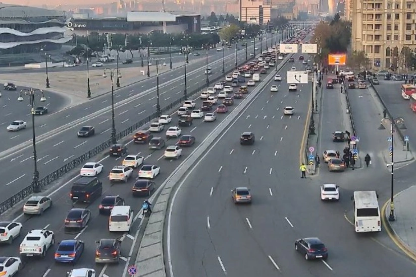 Bakının bir sıra yollarında nəqliyyatın sıxlığı yaranıb