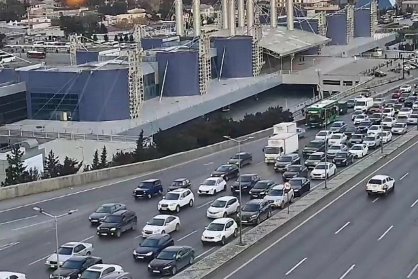 Bakının bir sıra yollarında nəqliyyatın sıxlığı yaranıb