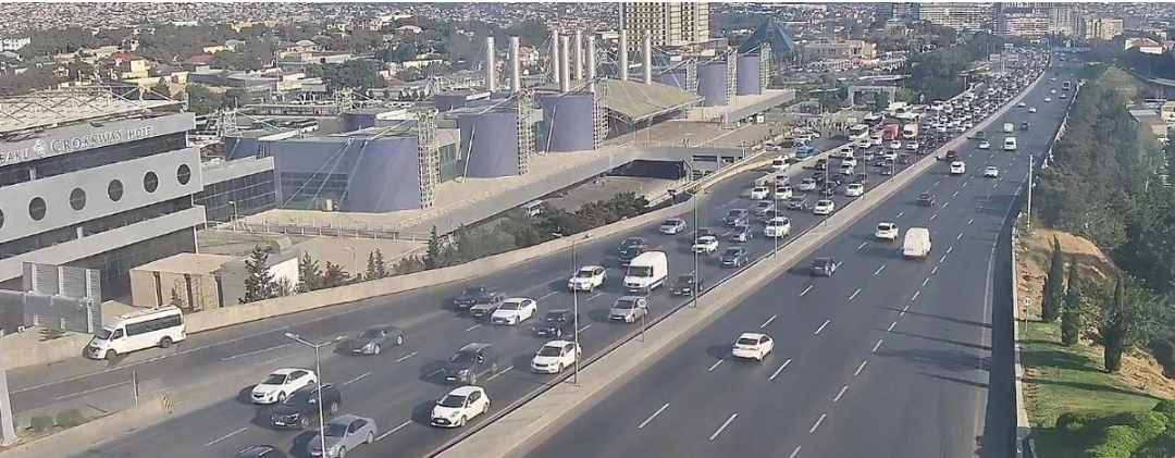 Bakının bir sıra yollarında nəqliyyatın sıxlığı müşahidə olunur.