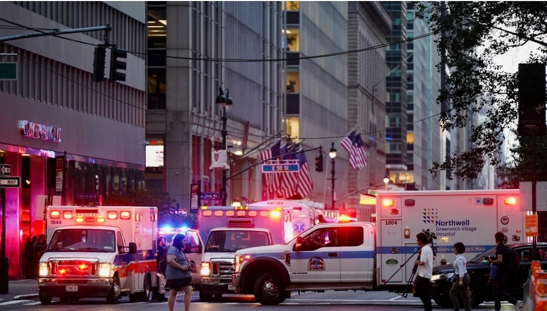 Nyu-York şəhərinin (ABŞ) mərkəzi ofis binasında atışma nəticəsində biri polis olmaqla beş nəfər ölüb, altı nəfər yaralanıb.