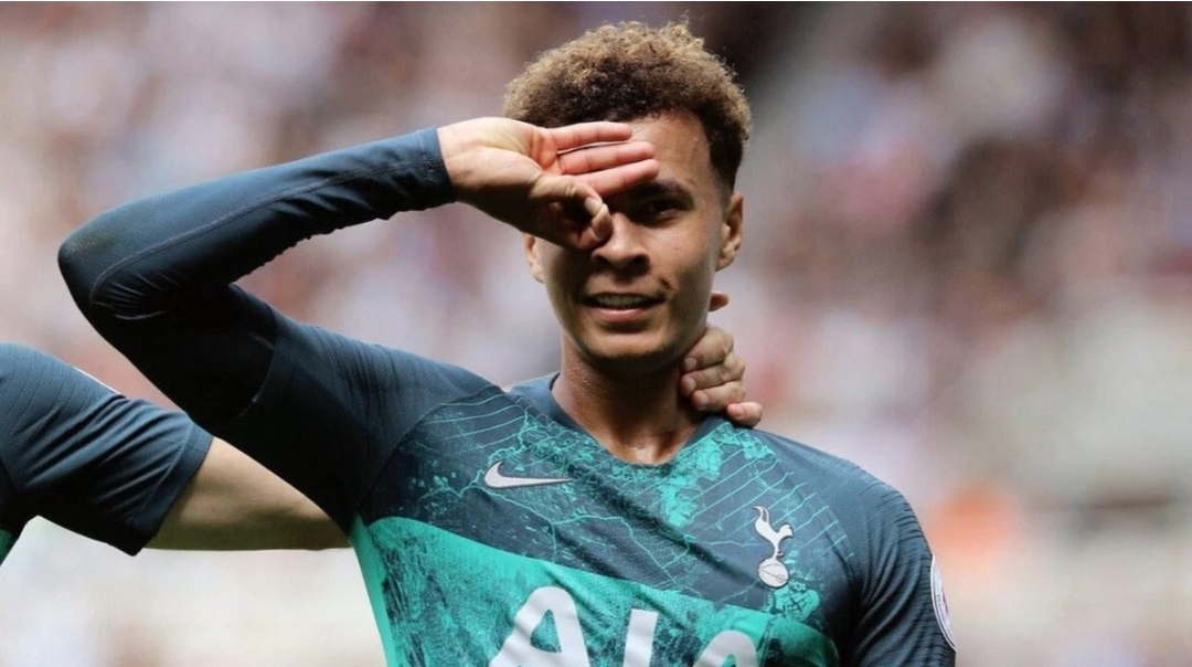29 yaşlı yarımmüdafiəçi Dele Alli son 2.5 ildə cəmi bir oyun keçirdiyi üçün karyerasını bitirmək barədə düşünür
