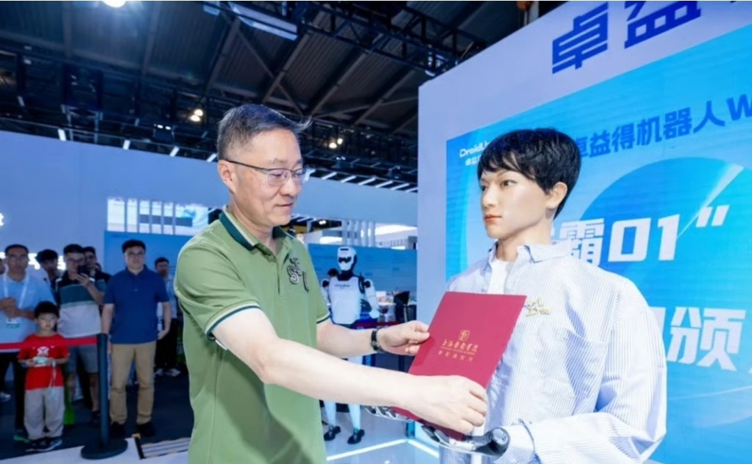 Çində ilk dəfə insanabənzər robot aspiranturaya daxil olub