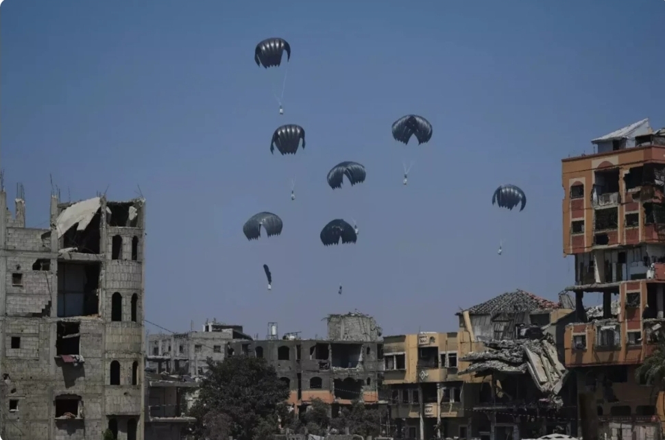 İsrail Qəzzaya havadan 90 qutu humanitar yardım çatdırıb