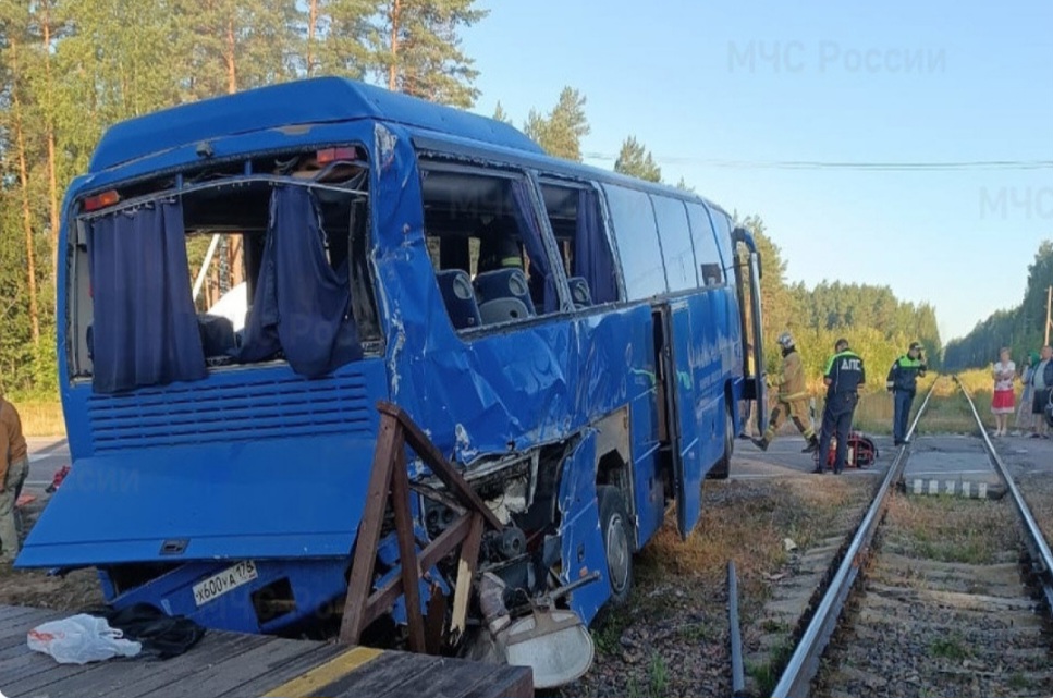 Turistləri daşıyan avtobusun yük qatarı ilə toqquşması nəticəsində 2 nəfər ölüb, 10-u isə yaralanıb