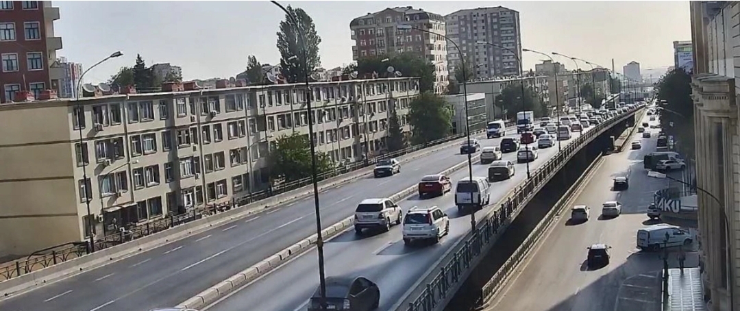 Bakının bir sıra yollarında nəqliyyatın sıxlığı müşahidə olunur