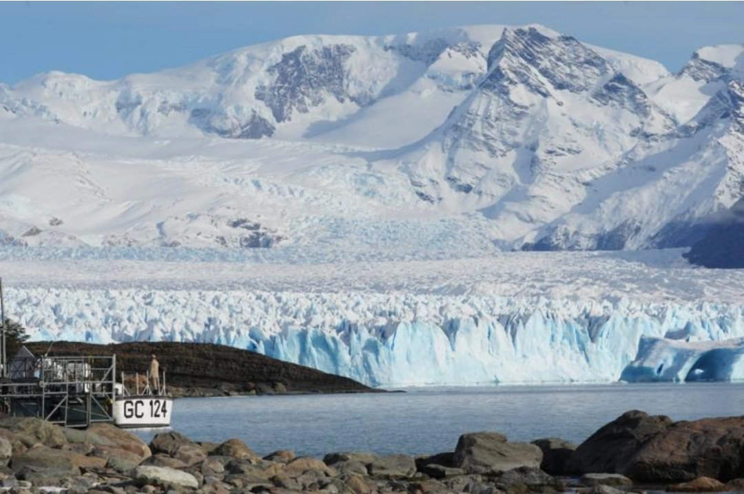 Argentinada dünyanın ən sabit hesab edilən Perito-Moreno buzlağı sürətlə əriməyə başlayıb