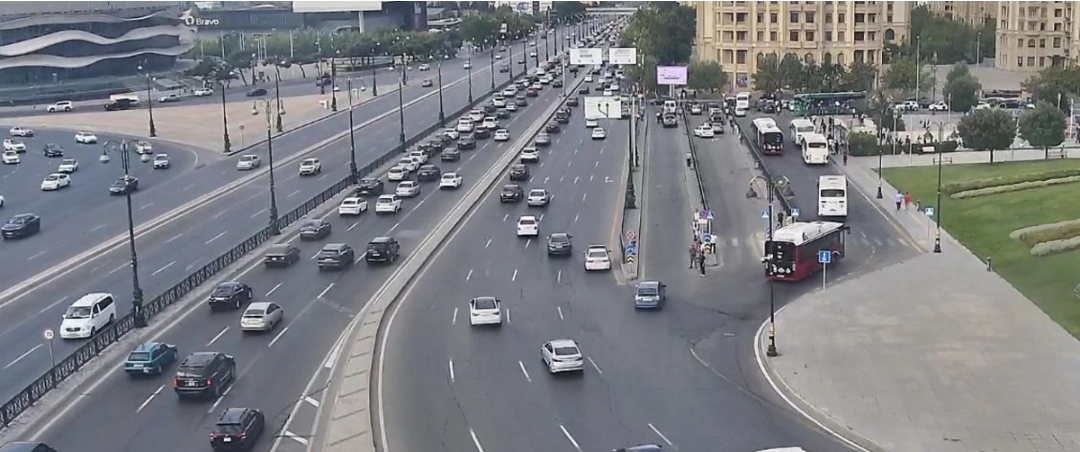 Bakının bir sıra yollarında nəqliyyatın sıxlığı müşahidə olunur