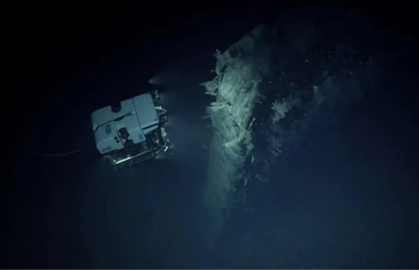 Sakit okeanda 15 metr hündürlüyündə 