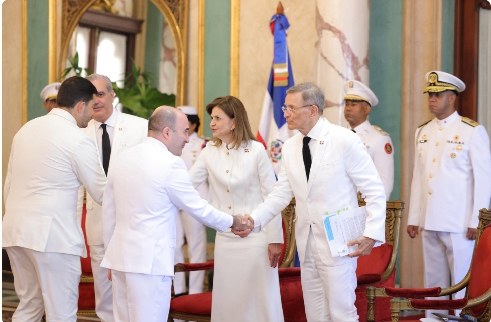 Azərbaycan Respublikasının səfiri etimadnaməsini Dominikan Respublikasının Prezidenti Luis Abinaderə təqdim edib