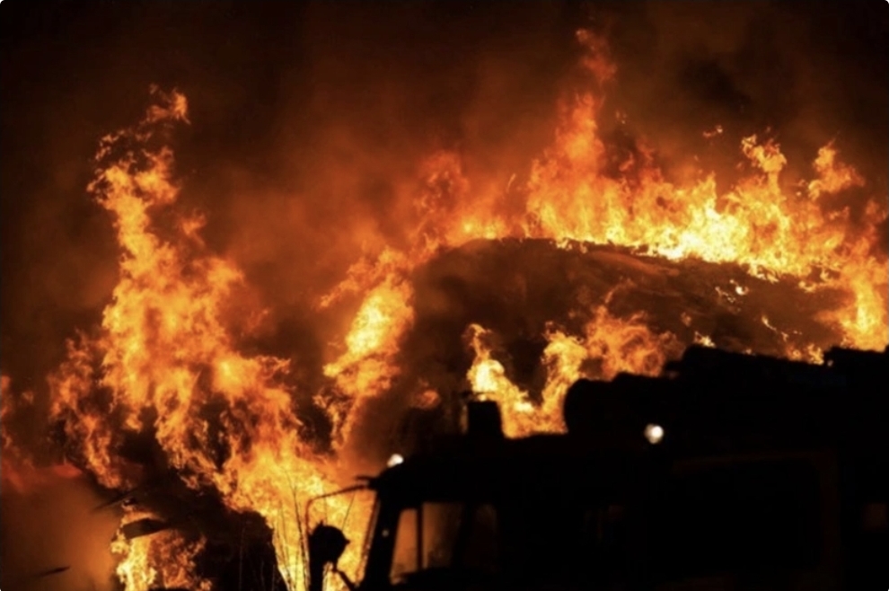 İndoneziyada şəhər şurasının binası yandırılıb, üç nəfər ölüb, 5 nəfər xəsarət alıb