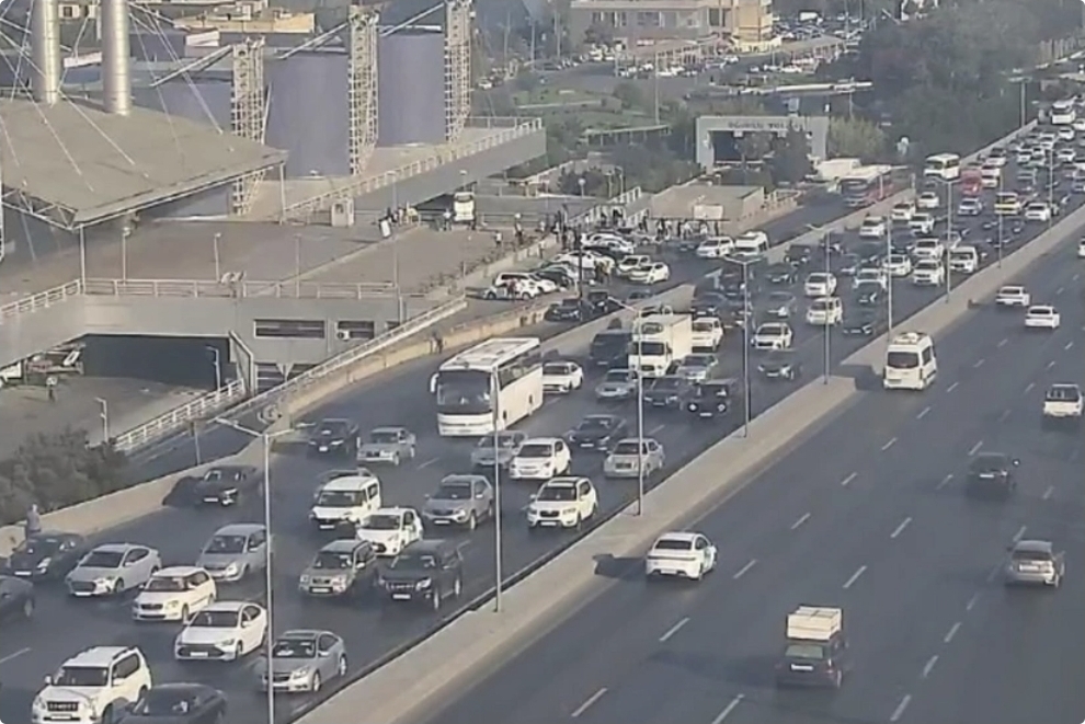 Bakının bir sıra yollarında nəqliyyatın sıxlığı müşahidə olunur