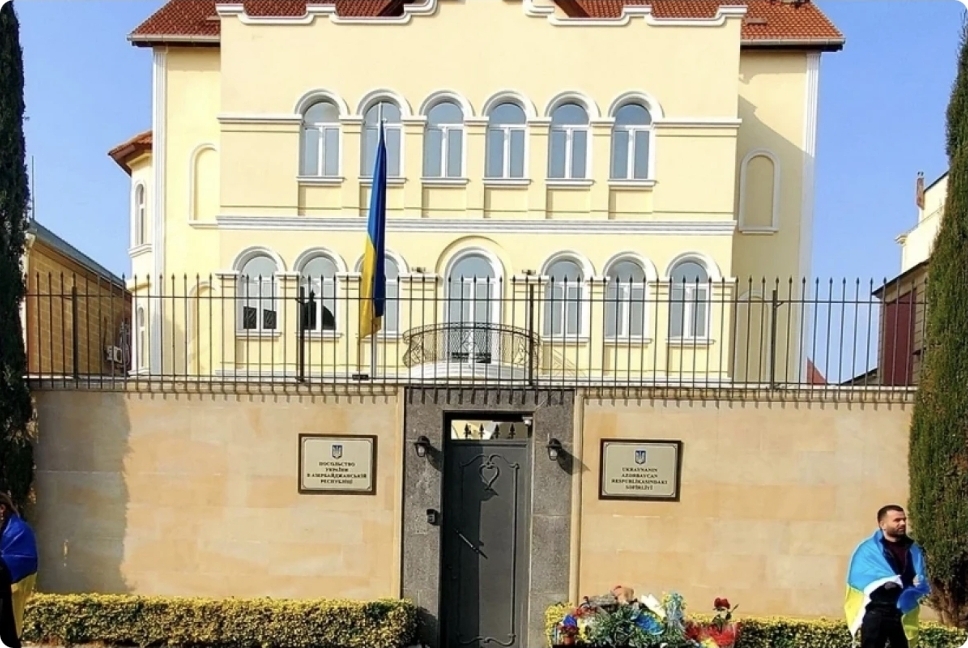 Ukraynanın Azərbaycandakı səfirliyində matəm kitabı açılıb, bayraq endirilib