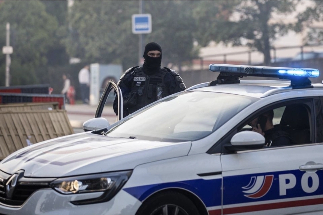 Fransada polis uşaqlara maçete ilə hücum edən şəxsi güllələyib