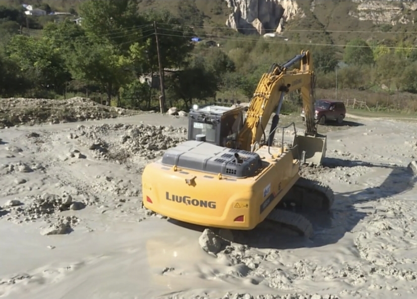 Laza kəndinə gələn palçıq seli 10 ev üçün təhlükə yaradıb - Sakinlər təxliyə ediliblər