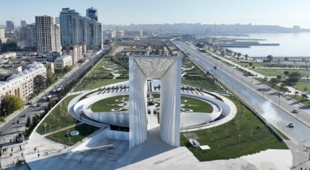 Dövlət və hökumət rəsmiləri Zəfər parkında