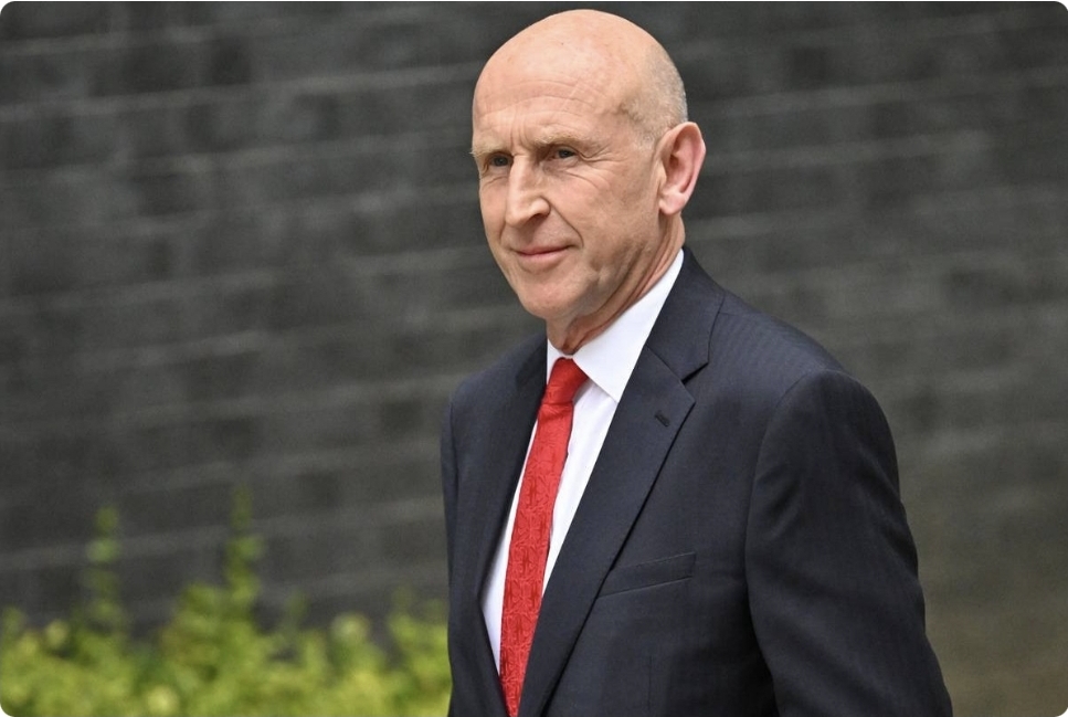 Britaniyanın müdafiə naziri Putinə müraciət edib