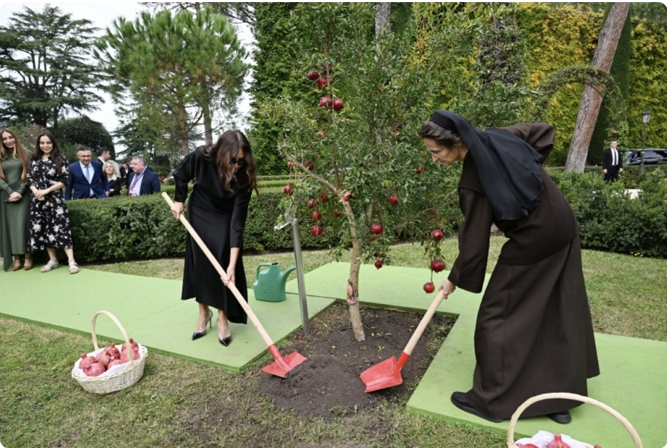 Mehriban Əliyeva və ailə üzvləri Vatikan bağlarında ağacəkmə mərasimində iştirak ediblər