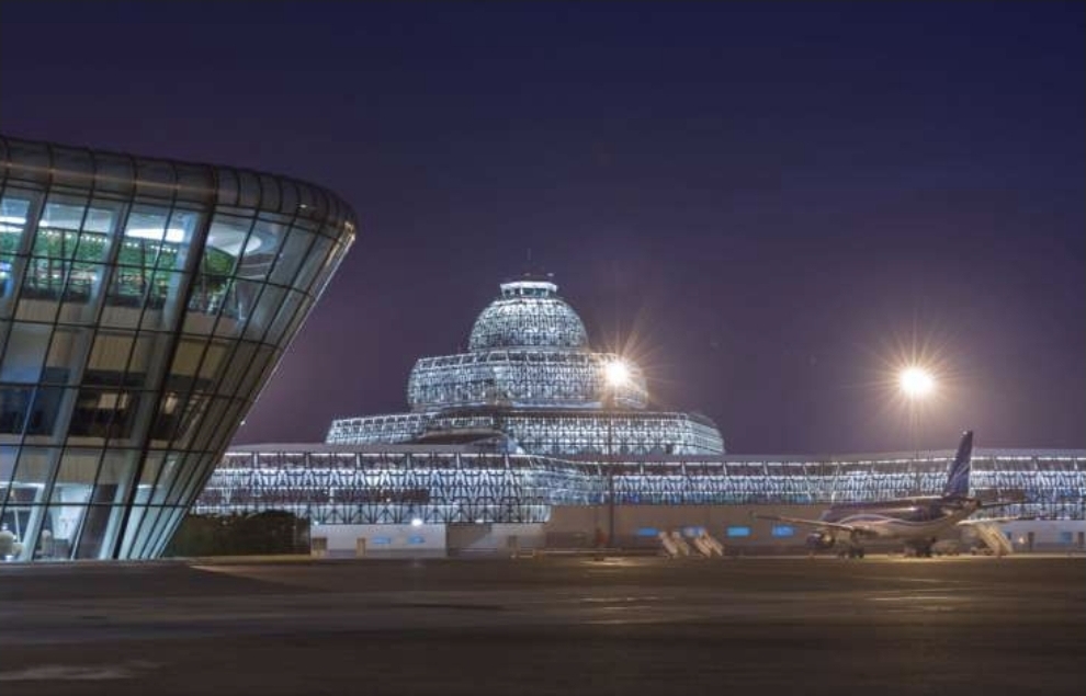 Təyyarə Bakıya məcburi eniş etdi