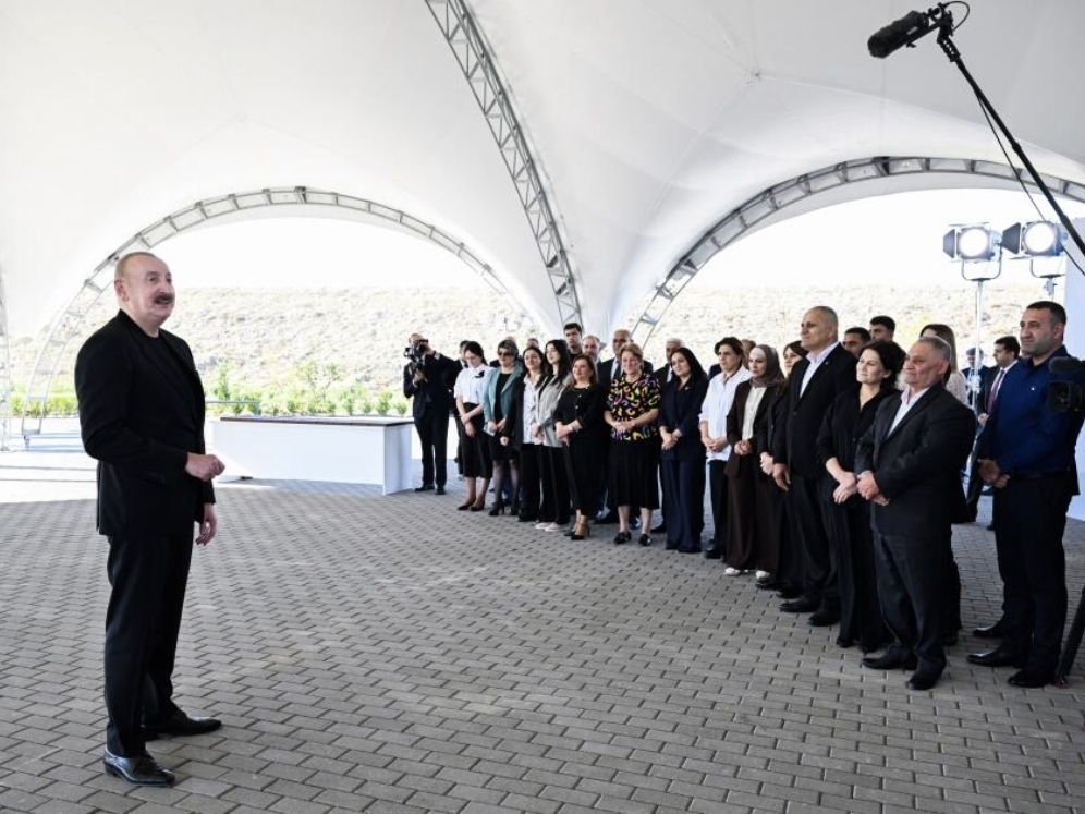 İlham Əliyev Zəngilanın Məmmədbəyli və Ağalı kəndlərinin sakinlərinə mənzillərin açarlarını təqdim edib