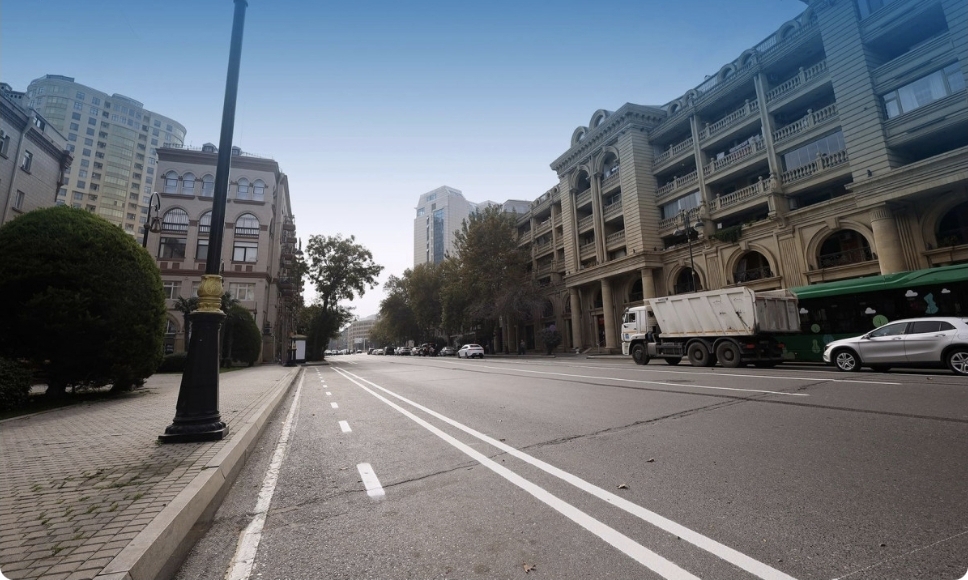 İnşaatçılar prospektində mikromobillik zolağı təşkil edilir