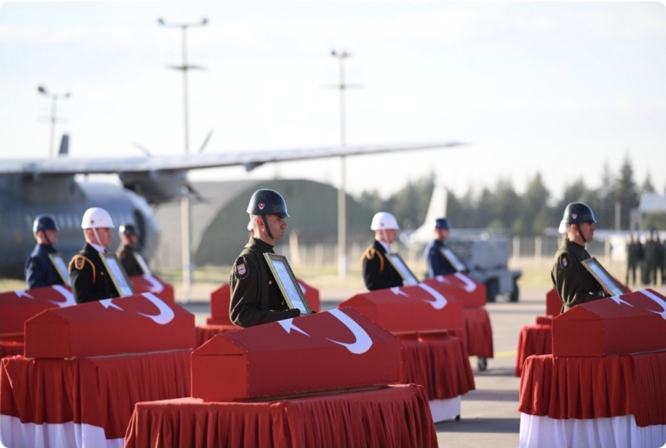 Azərbaycandan Türkiyəyə uçan təyyarənin qəzaya uğraması nəticəsində şəhid olan hərbçilərlə vida mərasimi keçirilir