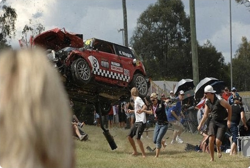 Avstraliyada yarış maşını tamaşaçıları vurub, doqquz nəfər yaralanıb
