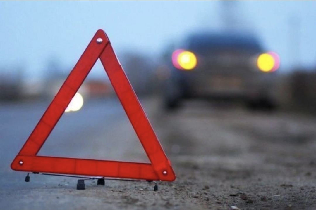 Salyanda minik avtomobili yük maşınına çırpılıb: Xəsarət alanlar var