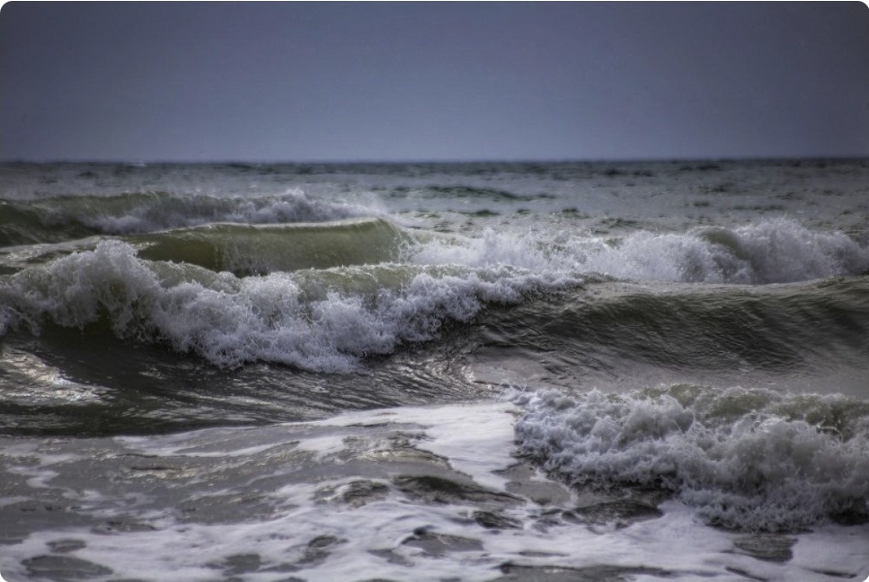 ABŞ-da çimərlikdə böyük bir dalğa üç nəfəri batırıb