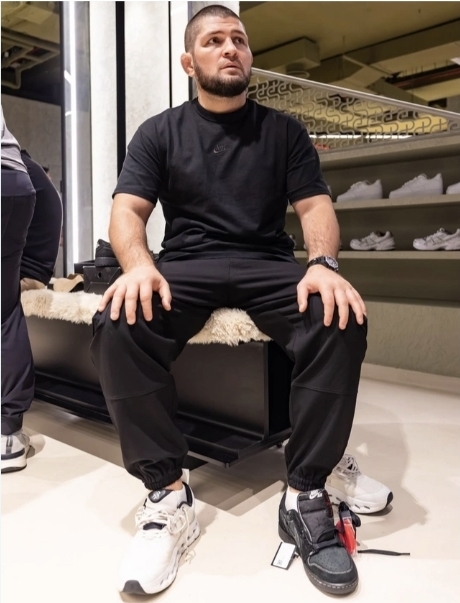 Həbib Nurməhəmmədov Dubayda ayaqqabı mağazası açıb