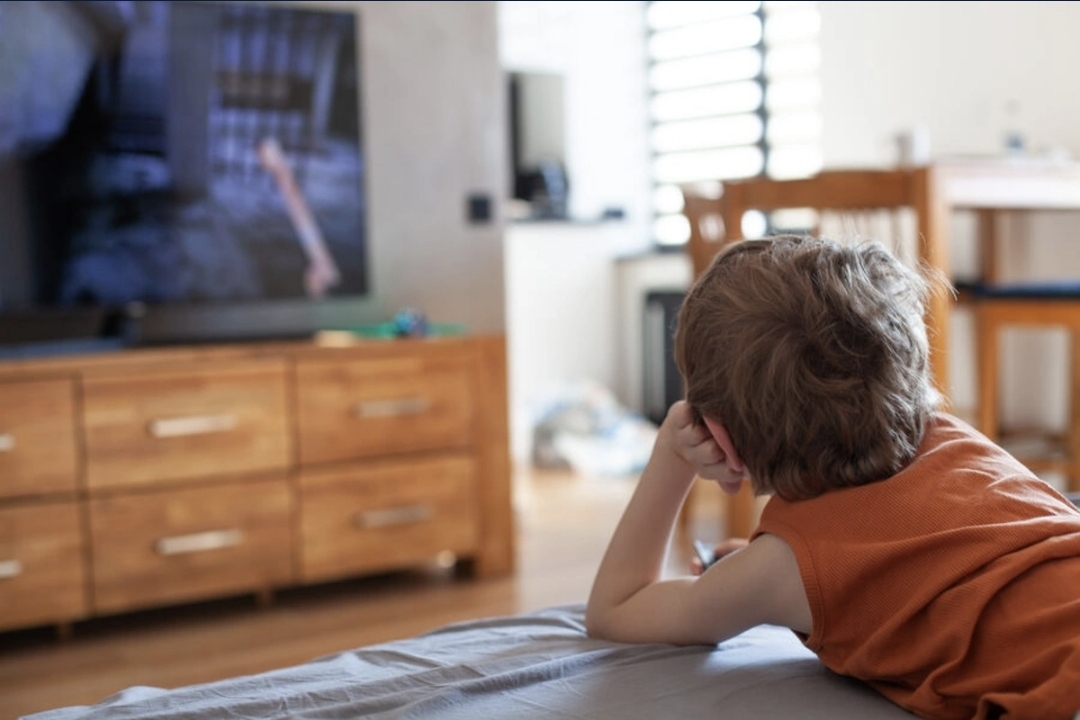 Rusiyalı həkimdən xəbərdarlıq: Televizor uşaqların inkişafına mane olur