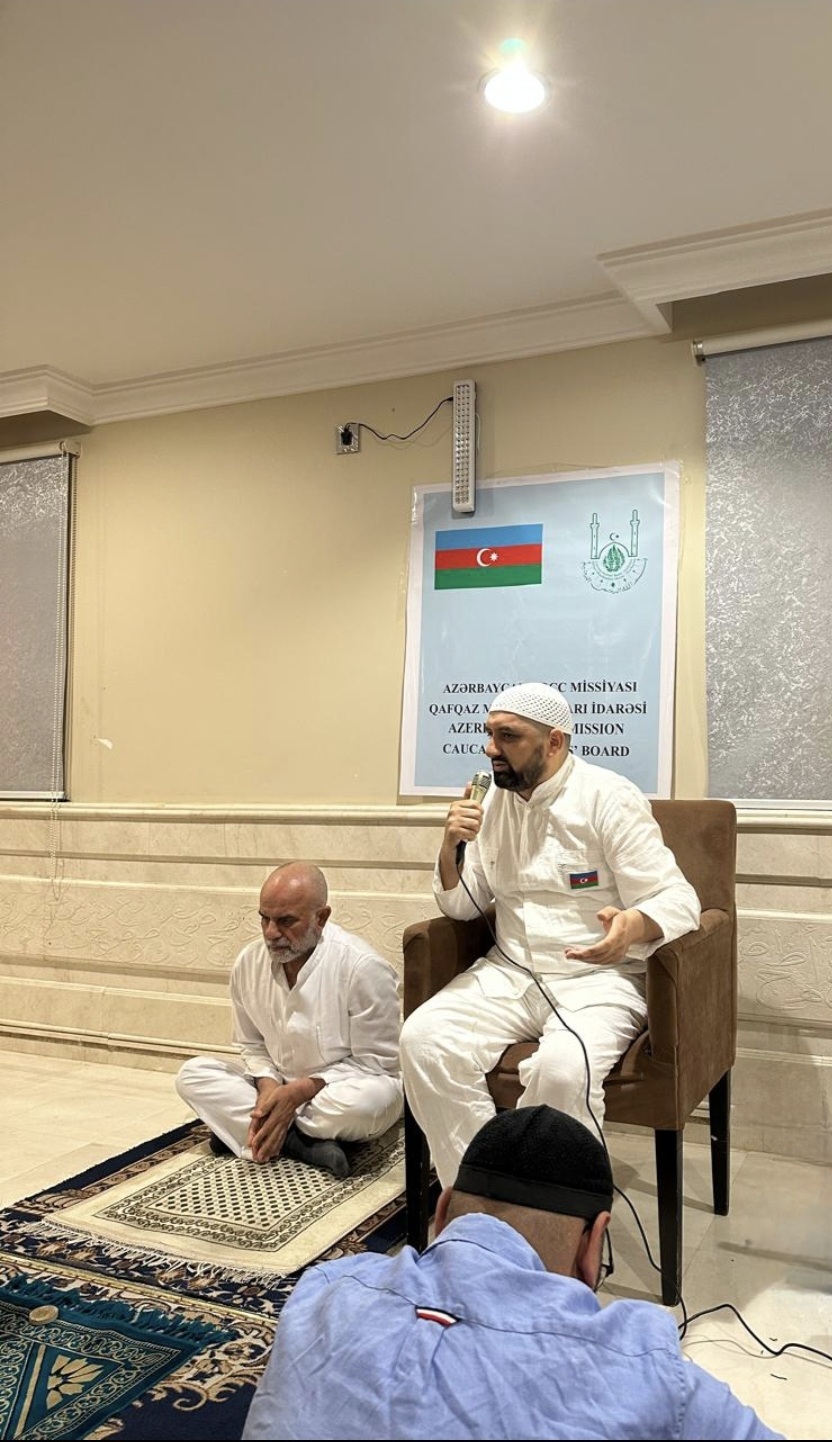 İlahiyyatçı Hacı Rüfət Qarayevin Hacılarla Görüşü