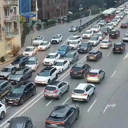 Bakının bir sıra yollarında nəqliyyatın sıxlığı müşahidə olunur