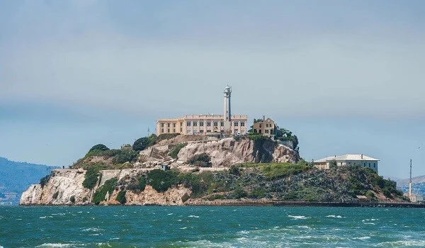 Ağ Ev hərəkətə keçdi, bu həbsxana rəsmən açıla bilər