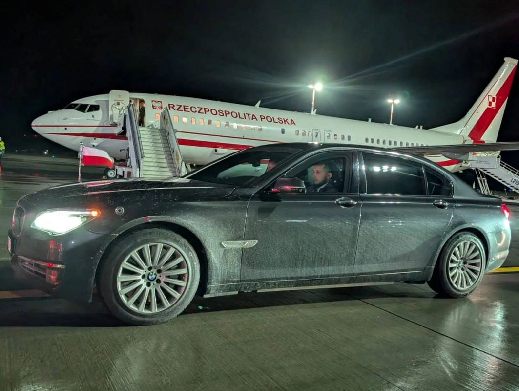 Polşa prezidenti Latviyada çirkli avtomobillə qarşılandı