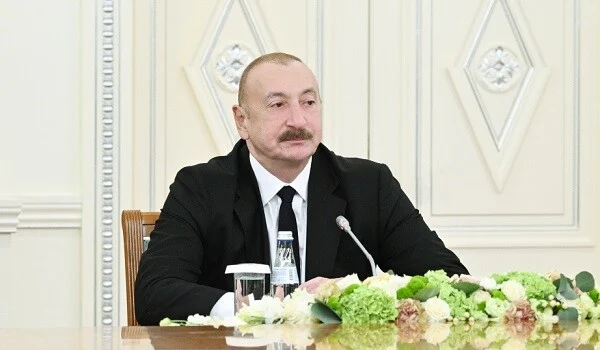 Prezident Tiflisdə Heydər Əliyevin abidəsini ziyarət etdi